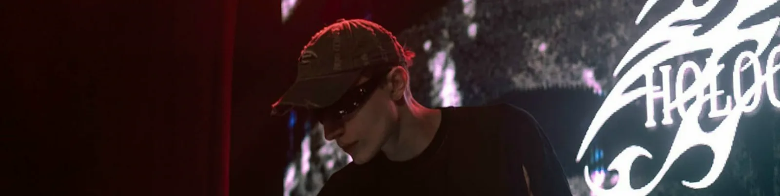 Фото исполнителя HOLOGRAPHIC